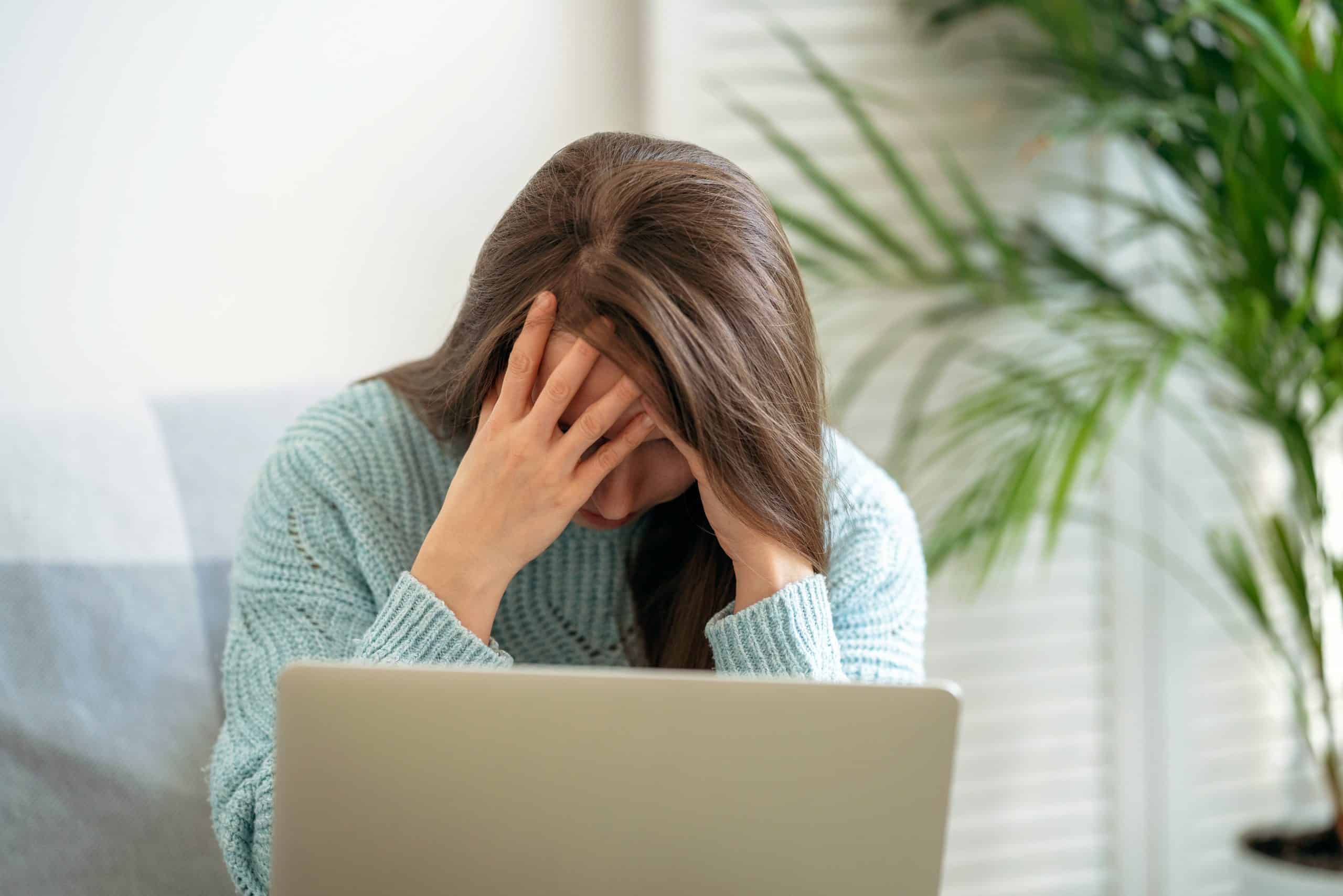 La violenza online, come si manifesta e quante forme di pericoli esistono?